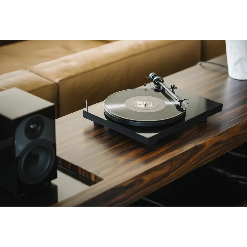 Pro-Ject DEBUT E PHONO (OM5e) High Gloss Black