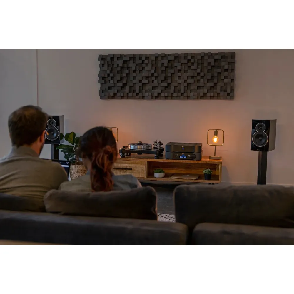 Moon by Simaudio Voice 22 Gloss Black